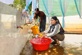 Người dân làng Kmông phấn khởi khi công trình nước sạch được đưa vào sử dụng. Ảnh: N.H