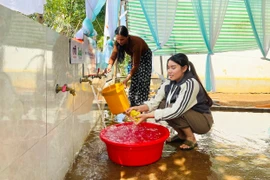 Người dân làng Kmông phấn khởi khi công trình nước sạch được đưa vào sử dụng. Ảnh: N.H