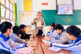 Trong quá trình giảng dạy, thầy Phan Thanh Bình lồng ghép nhiều hình ảnh, âm thanh và các video trực quan giúp học sinh dễ tiếp cận bài học. Ảnh: T.D