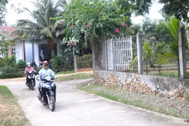 Nhiều con hẻm trên địa bàn phường Ngô Mây được đổ bê tông xi măng tạo điều kiện cho người dân đi lại thuận lợi hơn. Ảnh: N.M