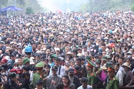 Hàng vạn người dân đổ về đền Hùng dâng hương