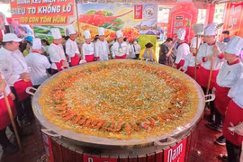 Du khách hào hứng thưởng thức bánh xèo khổng lồ có nhân 100 con tôm hùm