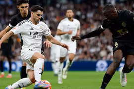 Real Madrid gục ngã tại Bernabeu, Barcelona bị đội bóng của Antony chia điểm