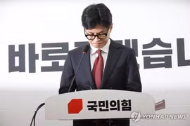 Lãnh đạo đảng Quyền lực Nhân dân Han Dong-hoon tuyên bố từ chức. Ảnh: YONHAP