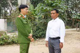 Ông Ksor Kin trao đổi về tình hình an ninh trật tự với cán bộ Công an xã Ia Trốk. Ảnh: R.H