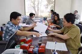 Cán bộ đang hướng dẫn cho người dân làm thủ tục hành chính. Ảnh minh họa HOÀNG GIANG. Nguồn PLO