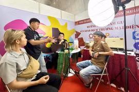 Các nhà sản xuất được hướng dẫn cách thức kinh doanh trên môi trường trực tuyến. Ảnh: V.T