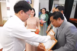 Phó Chủ tịch Thường trực UBND huyện Ia Grai Đỗ Văn Đông trao giấy khen cho điển hình tiên tiến trong các phong trào thi đua yêu nước. Ảnh: T.N