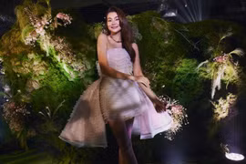 Siêu mẫu Thanh Hằng gây chú ý khi đeo trang sức gần 1,4 tỷ đồng