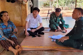 Bà Rơ Mah Psem kể chuyện con trai bị lừa bán sang Campuchia. Ảnh: T.D