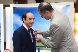 GS Nguyễn Hữu Tú nhận huân chương Cành cọ hàn lâm của Pháp