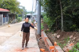 Gia đình bà Nguyễn Thị Kim Hương (tổ 2, phường Ngô Mây) tự nguyện tháo dỡ hàng rào, hiến đất để mở rộng đường. Ảnh: M.N