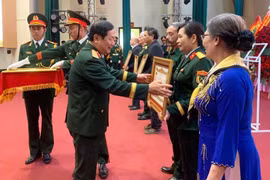 Thượng tướng Lê Huy Vịnh trao bằng truy tặng danh hiệu Anh hùng Lực lượng vũ trang nhân dân cho đại diện gia đình 6 cán bộ, chiến sĩ Quân đoàn 3, Quân đoàn 4. Ảnh: T.D