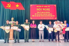 Lãnh đạo huyện Đak Pơ tặng giấy khen cho các tập thể có thành tích xuất sắc trong công tác dân vận năm 2024