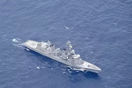 Tàu của Lực lượng Phòng vệ biển Nhật Bản ngoài khơi Torishima. Ảnh: Kyodo/TTXVN