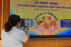 Bệnh viện tai mũi họng Trung ương quét mã QR đăng ký hiến mô tạng. (Ảnh: PV/Vietnam+)