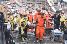 Lực lượng cứu hộ giải cứu người dân còn sống sót sau trận động đất tại Mandalay, Myanmar. Ảnh: THX/TTXVN