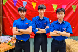 Từ trái sang: các đảng viên trẻ Lê Trung Sơn, Giang Lê Minh, Mai Cao Trung Hiếu thể hiện sự quyết tâm trước khi lên đường nhập ngũ. Ảnh: M.N