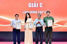 Giảng viên Lê Thị Tình được trao giải C tại cuộc thi “Chính luận về bảo vệ nền tảng tư tưởng của Đảng, đấu tranh phản bác các quan điểm sai trái, thù địch” năm 2023 (ảnh nhân vật cung cấp).