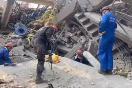 Cứu sống một người mắc kẹt 5 ngày sau động đất Myanmar