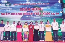 Bà Nguyễn Thị Sen-Chủ tịch Hiệp hội Doanh nghiệp tỉnh, Giám đốc Công ty cổ phần Kinh doanh và Phát triển Miền núi trao giấy khen cho doanh nghiệp tiêu biểu nhân Ngày Doanh nhân Việt Nam. Ảnh: P.V