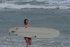 Du khách đổ xô đến Đà Nẵng mùa mưa lạnh