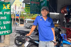 TP.HCM nghĩa tình: Biết tiền khó kiếm, vẫn vá xe miễn phí cho shipper