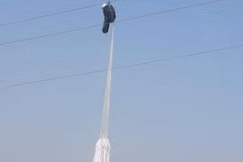 Người đàn ông nhảy dù bị mắc, treo lơ lửng trên đường điện cao thế 110 kV