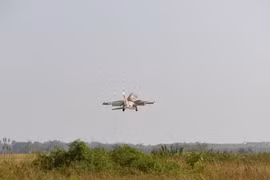 Vụ tai nạn máy bay quân sự: Một phi công gọi điện về đơn vị