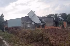 Mưa lớn khiến cột điện gãy đổ, nhà tốc mái ở Kon Tum