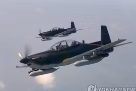 Phi công Hàn Quốc bấm nhầm nút, làm rơi hai thùng súng máy khi đang diễn tập