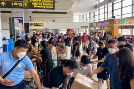 'Cháy' vé bay Tết, dân Hà Nội tấp nập đi biển dịp lễ