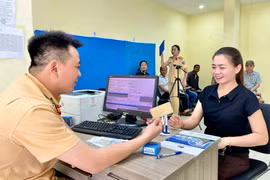 Người dân đến bộ phận tiếp nhận và trả kết quả cấp, đổi giấy phép lái xe thuộc Phòng Cảnh sát Giao thông (Công an tỉnh) tại Trung tâm Phục vụ hành chính công tỉnh để làm thủ tục. Ảnh: Minh Nguyễn