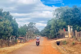 Hiện nay, các tuyến đường ở làng Tang đều đã được bê tông hóa. Ảnh: P.D