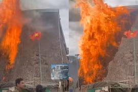 Cháy lớn khiến một nhà rông ở Tây Nguyên bị thiêu rụi hoàn toàn