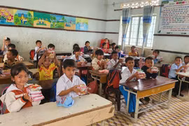 Đầy ắp tình người sau clip học trò miền núi mang gạo đi đổi bút chì