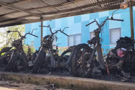 Lửa thiêu rụi hàng loạt xe máy trong Trường quốc tế IEC Quảng Ngãi