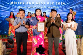 Sinh viên Hồ Thị Mỹ Lệ (thứ 2 từ trái sang) đạt giải quán quân Cuộc thi học sinh, sinh viên thanh lịch Trường Cao đẳng Gia Lai năm 2024. Ảnh: N.T