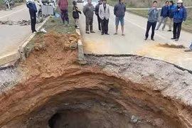 Liên tiếp xuất hiện 7 'hố tử thần', công bố tình huống khẩn cấp về thiên tai