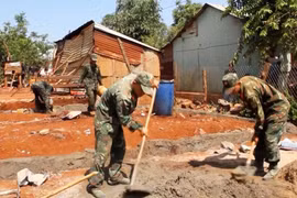 Trung đoàn 95 chung sức xóa nhà tạm, nhà dột nát 