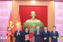 Tổng Bí thư trao Quyết định của Bộ Chính trị cho Đảng bộ trực thuộc Trung ương
