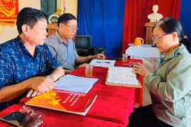 Cấp ủy Chi bộ thôn Đoàn Kết nhiệm kỳ 2022-2025 họp giới thiệu nhân sự cấp ủy nhiệm kỳ mới. Ảnh: P.D