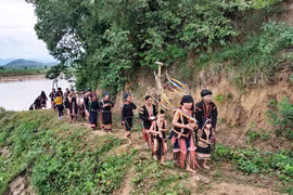 Lễ cúng bến nước. Ảnh: M.H