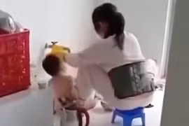 Xác minh clip nhân viên trường mầm non nhồi thức ăn cho trẻ