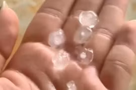 Sét đánh khiến 2 mẹ con tử vong khi đang núp mưa