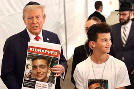 Tổng thống đắc cử Mỹ Donald Trump cầm trên tay bức ảnh con tin Edan Alexander. Ảnh: TELEGRAPH