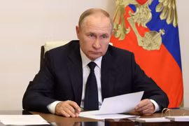 Tổng thống Nga Vladimir Putin phê duyệt việc tăng chi tiêu ngân sách quốc phòng năm 2025 ở mức kỷ lục. Ảnh Reuters