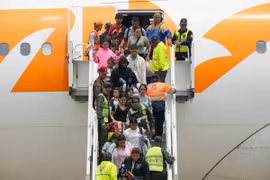 Người di cư Venezuela sau khi bị Mỹ trục xuất. Ảnh AP