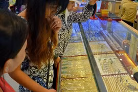 Giá vàng hôm nay 6-4: Lao dốc mạnh, vì sao chuyên gia dự báo còn giảm tiếp?