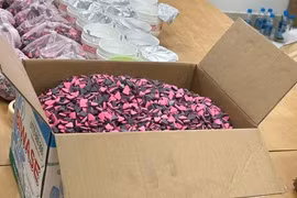 Người đàn ông ở Bình Dương sa lưới cùng lô hàng ngụy trang trong túi bánh kẹo